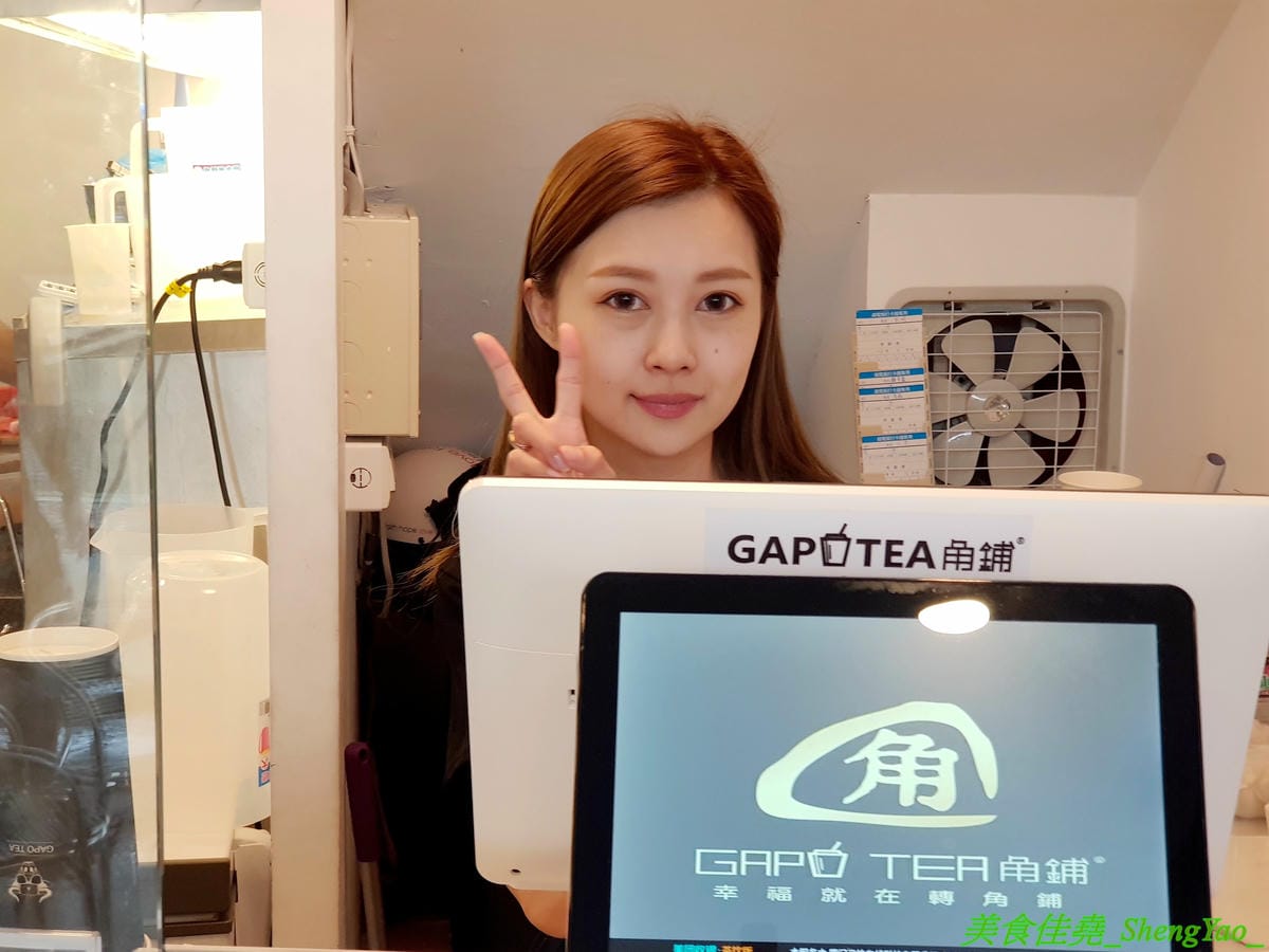 [台中北屯]GAPO TEA 角鋪 – 台灣人自創品牌、在大陸有20多家分店的人氣手搖飲料店回台中開店了,網美風裝潢超好拍照,店內免費WIFI還提供充電線,而且竟然還有兒童遊戲區,根本是親子飲料店了。(