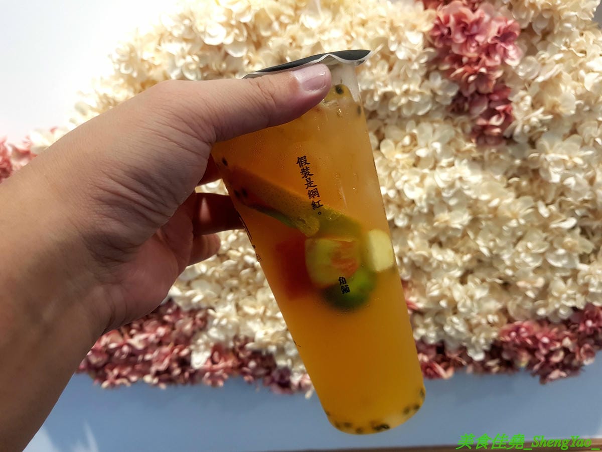 [台中北屯]GAPO TEA 角鋪 – 台灣人自創品牌、在大陸有20多家分店的人氣手搖飲料店回台中開店了,網美風裝潢超好拍照,店內免費WIFI還提供充電線,而且竟然還有兒童遊戲區,根本是親子飲料店了。(