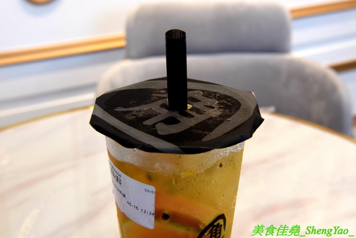 [台中北屯]GAPO TEA 角鋪 – 台灣人自創品牌、在大陸有20多家分店的人氣手搖飲料店回台中開店了,網美風裝潢超好拍照,店內免費WIFI還提供充電線,而且竟然還有兒童遊戲區,根本是親子飲料店了。(