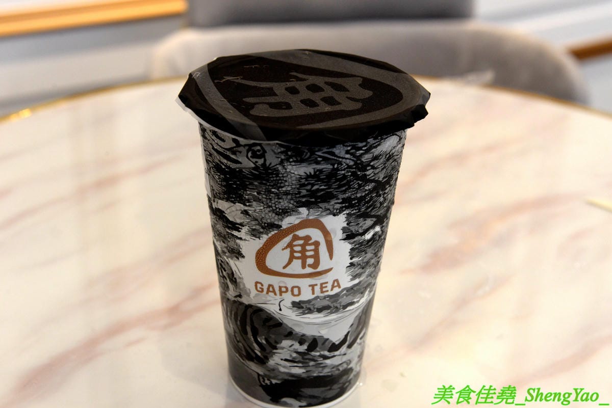 [台中北屯]GAPO TEA 角鋪 – 台灣人自創品牌、在大陸有20多家分店的人氣手搖飲料店回台中開店了,網美風裝潢超好拍照,店內免費WIFI還提供充電線,而且竟然還有兒童遊戲區,根本是親子飲料店了。(