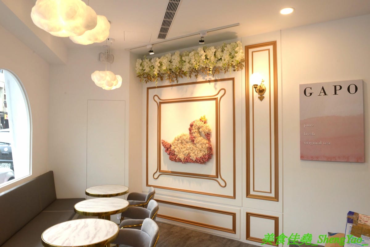 [台中北屯]GAPO TEA 角鋪 – 台灣人自創品牌、在大陸有20多家分店的人氣手搖飲料店回台中開店了,網美風裝潢超好拍照,店內免費WIFI還提供充電線,而且竟然還有兒童遊戲區,根本是親子飲料店了。(