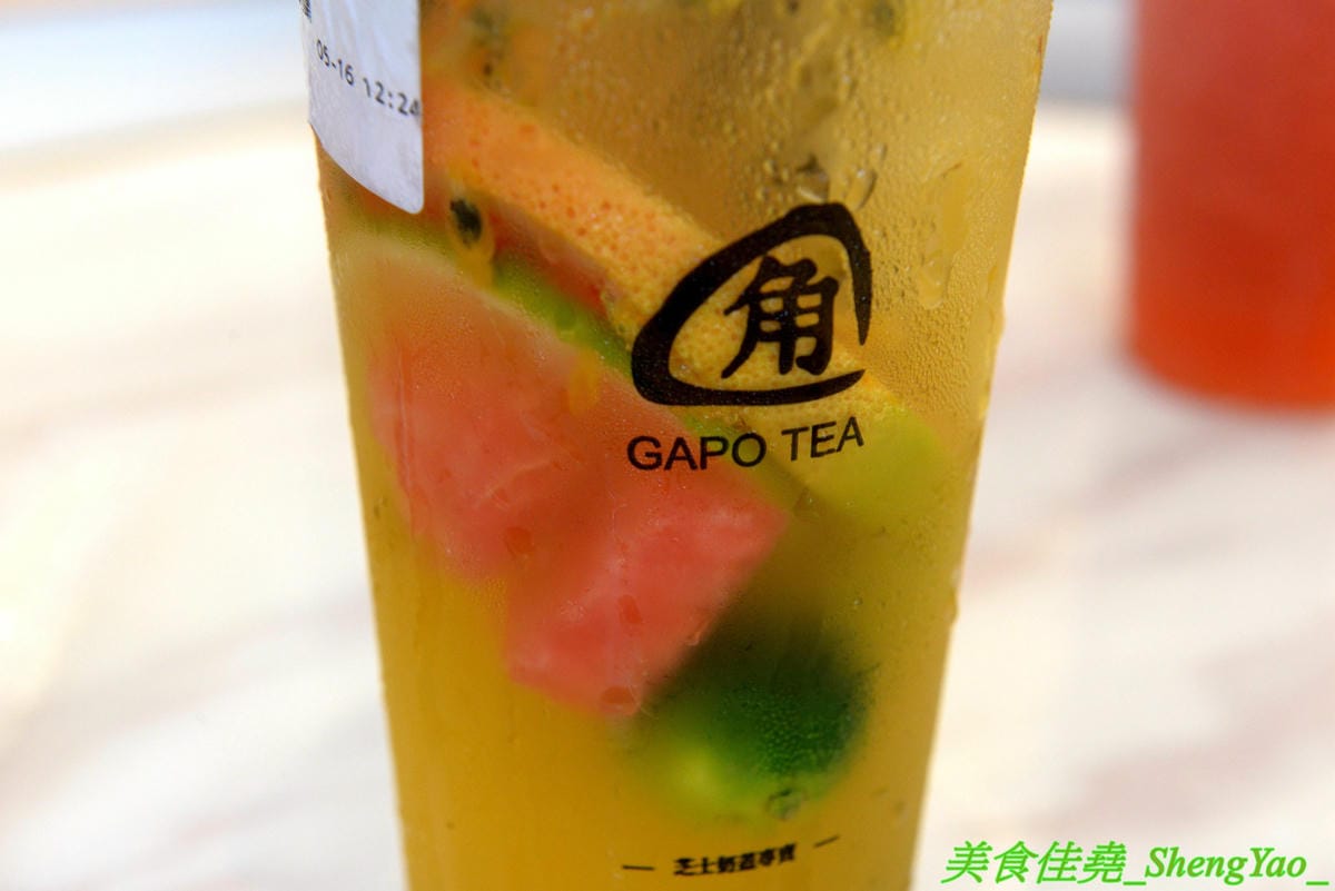 [台中北屯]GAPO TEA 角鋪 – 台灣人自創品牌、在大陸有20多家分店的人氣手搖飲料店回台中開店了,網美風裝潢超好拍照,店內免費WIFI還提供充電線,而且竟然還有兒童遊戲區,根本是親子飲料店了。(