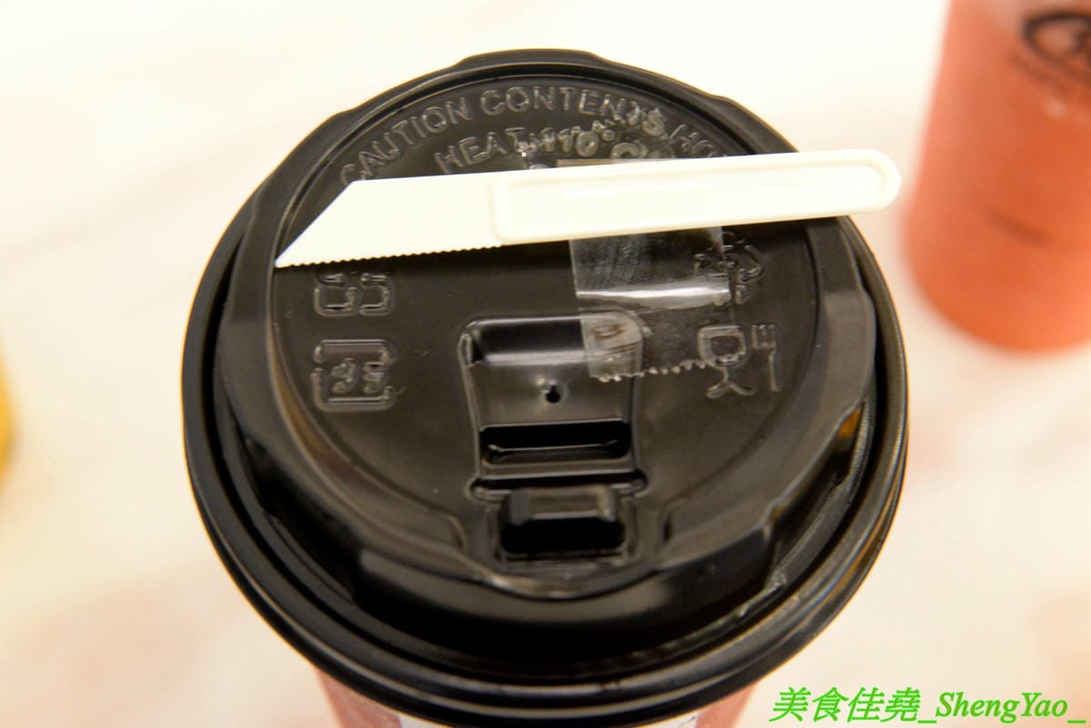 [台中北屯]GAPO TEA 角鋪 – 台灣人自創品牌、在大陸有20多家分店的人氣手搖飲料店回台中開店了,網美風裝潢超好拍照,店內免費WIFI還提供充電線,而且竟然還有兒童遊戲區,根本是親子飲料店了。(