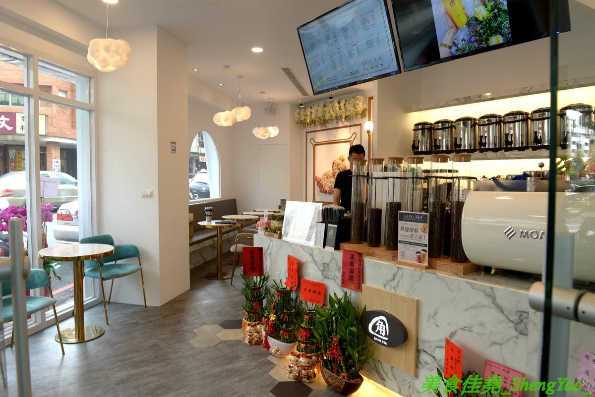 [台中北屯]GAPO TEA 角鋪 – 台灣人自創品牌、在大陸有20多家分店的人氣手搖飲料店回台中開店了,網美風裝潢超好拍照,店內免費WIFI還提供充電線,而且竟然還有兒童遊戲區,根本是親子飲料店了。(