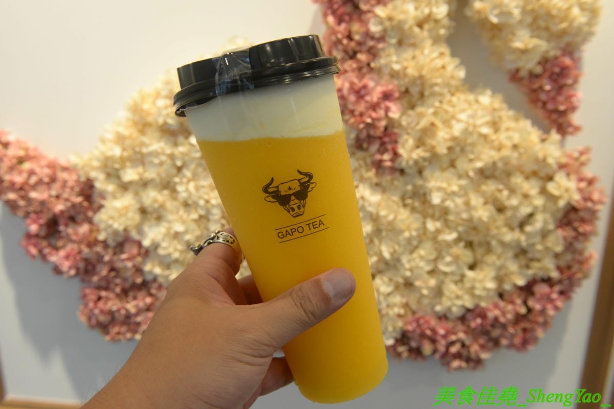 [台中北屯]GAPO TEA 角鋪 – 台灣人自創品牌、在大陸有20多家分店的人氣手搖飲料店回台中開店了,網美風裝潢超好拍照,店內免費WIFI還提供充電線,而且竟然還有兒童遊戲區,根本是親子飲料店了。(