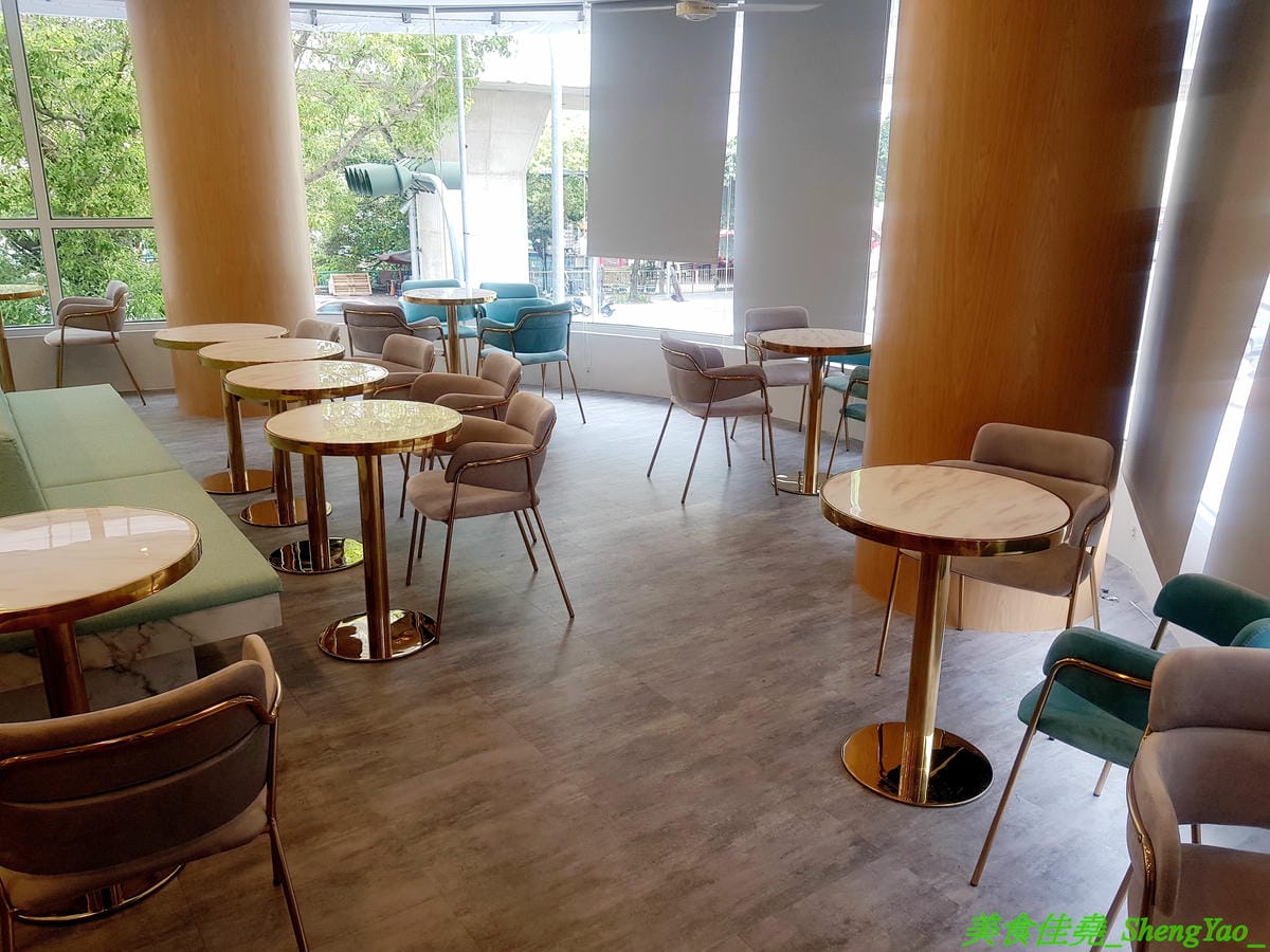 [台中北屯]GAPO TEA 角鋪 – 台灣人自創品牌、在大陸有20多家分店的人氣手搖飲料店回台中開店了,網美風裝潢超好拍照,店內免費WIFI還提供充電線,而且竟然還有兒童遊戲區,根本是親子飲料店了。(