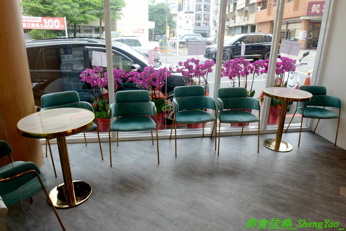 [台中北屯]GAPO TEA 角鋪 – 台灣人自創品牌、在大陸有20多家分店的人氣手搖飲料店回台中開店了,網美風裝潢超好拍照,店內免費WIFI還提供充電線,而且竟然還有兒童遊戲區,根本是親子飲料店了。(