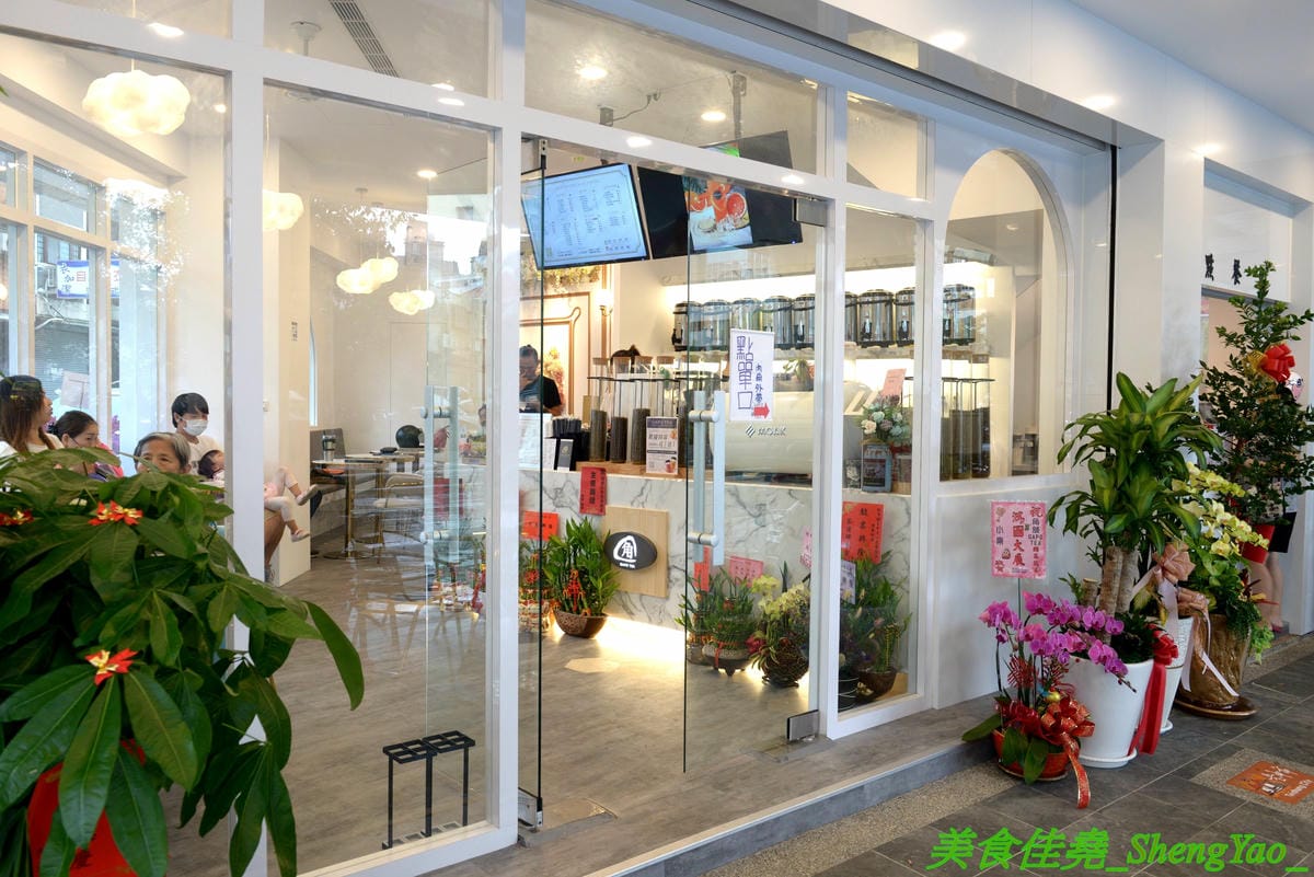 [台中北屯]GAPO TEA 角鋪 – 台灣人自創品牌、在大陸有20多家分店的人氣手搖飲料店回台中開店了,網美風裝潢超好拍照,店內免費WIFI還提供充電線,而且竟然還有兒童遊戲區,根本是親子飲料店了。(