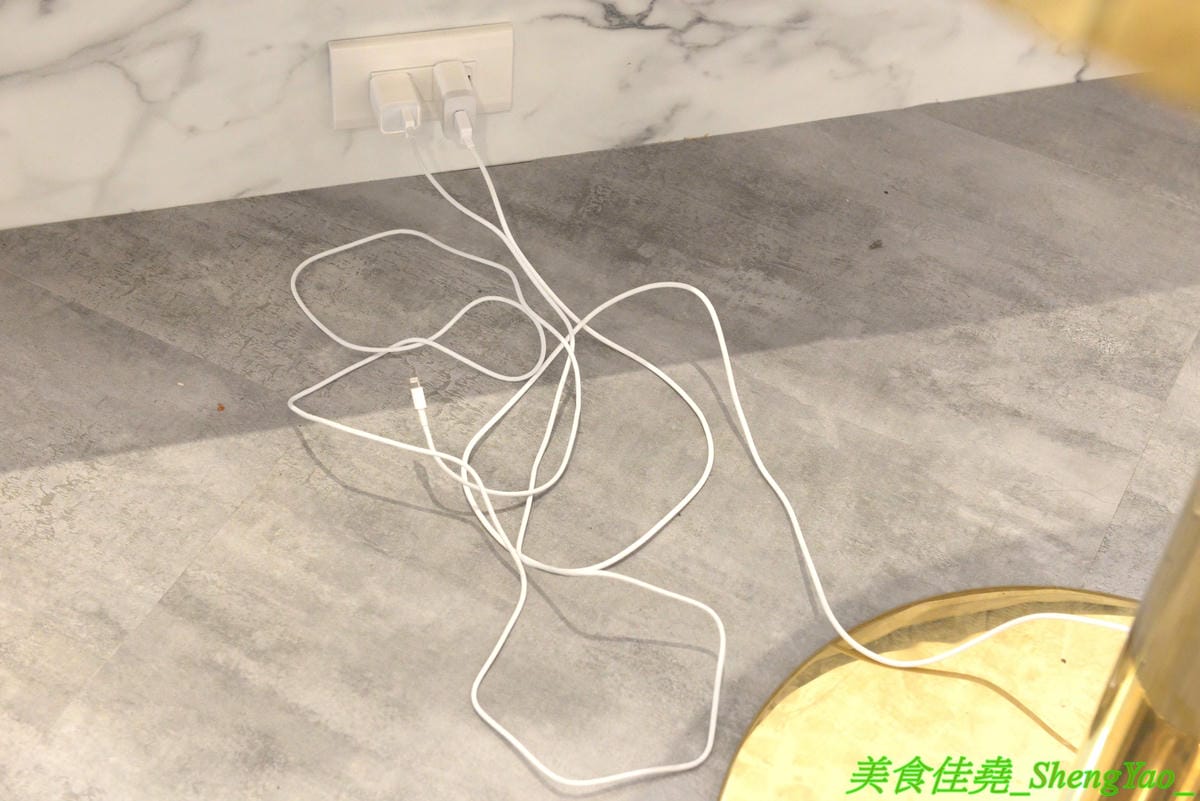 [台中北屯]GAPO TEA 角鋪 – 台灣人自創品牌、在大陸有20多家分店的人氣手搖飲料店回台中開店了,網美風裝潢超好拍照,店內免費WIFI還提供充電線,而且竟然還有兒童遊戲區,根本是親子飲料店了。(