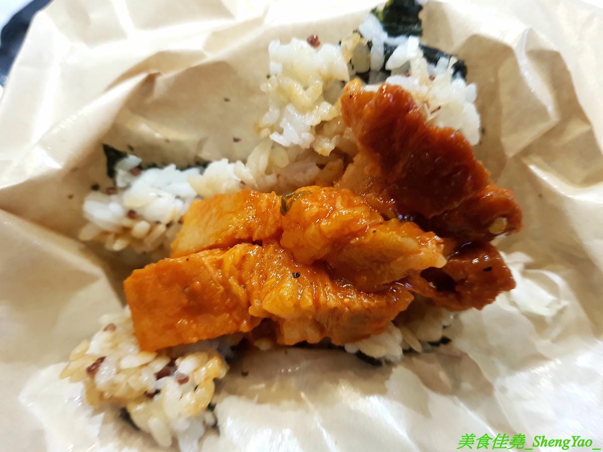 [台中西區]AOZA 熬咋 – 台中新開的早午餐,主廚是兩位帥哥型男,餐點主打紙包料理和沖繩豬肉蛋飯糰,搭配上相當有創意,裝潢有質感適合拍照,試營運期間一律9折。