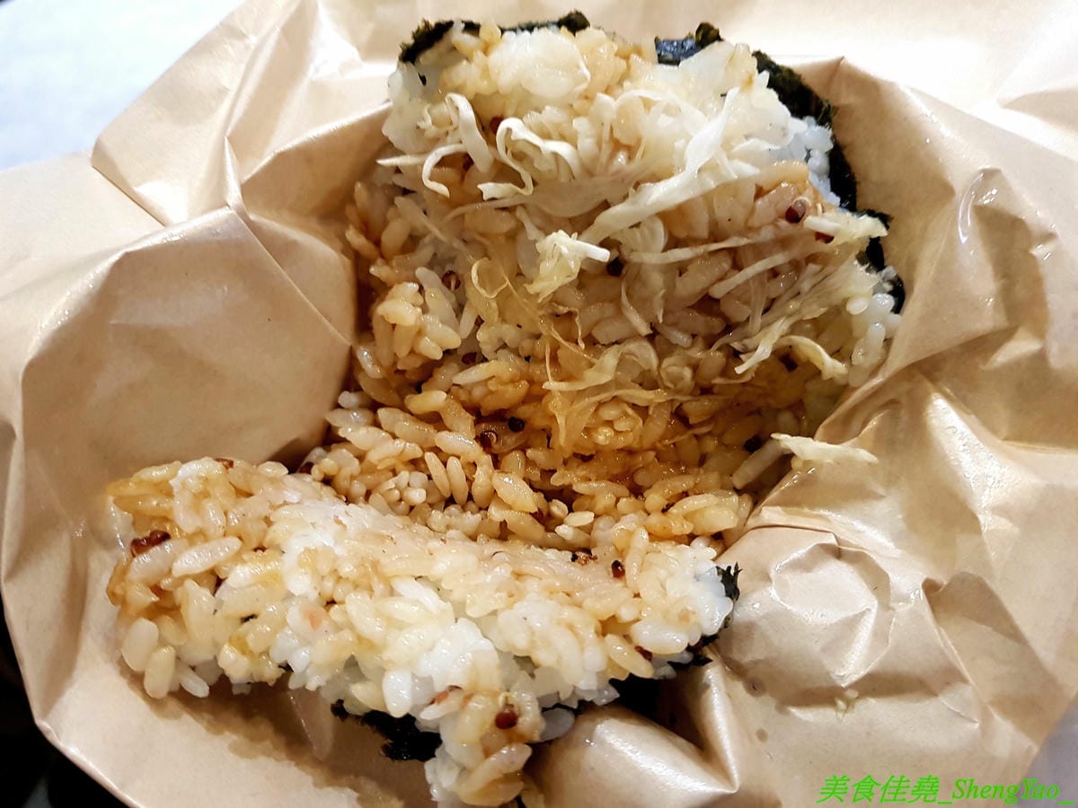 [台中西區]AOZA 熬咋 – 台中新開的早午餐,主廚是兩位帥哥型男,餐點主打紙包料理和沖繩豬肉蛋飯糰,搭配上相當有創意,裝潢有質感適合拍照,試營運期間一律9折。