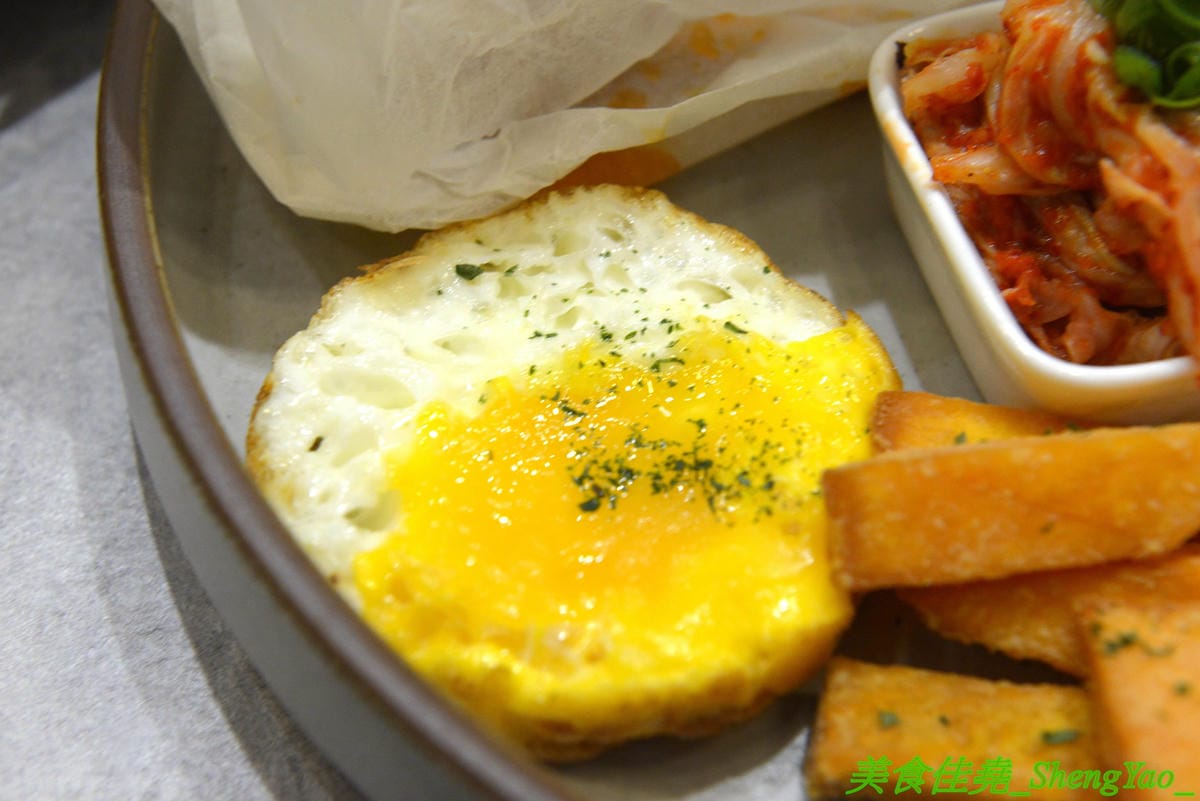 [台中西區]AOZA 熬咋 – 台中新開的早午餐,主廚是兩位帥哥型男,餐點主打紙包料理和沖繩豬肉蛋飯糰,搭配上相當有創意,裝潢有質感適合拍照,試營運期間一律9折。