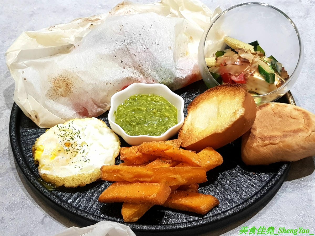 [台中西區]AOZA 熬咋 – 台中新開的早午餐,主廚是兩位帥哥型男,餐點主打紙包料理和沖繩豬肉蛋飯糰,搭配上相當有創意,裝潢有質感適合拍照,試營運期間一律9折。