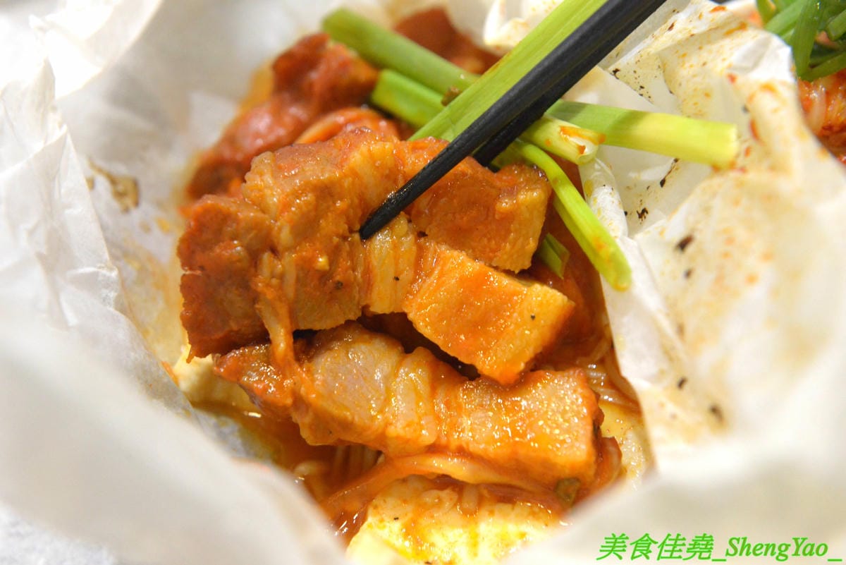 [台中西區]AOZA 熬咋 – 台中新開的早午餐,主廚是兩位帥哥型男,餐點主打紙包料理和沖繩豬肉蛋飯糰,搭配上相當有創意,裝潢有質感適合拍照,試營運期間一律9折。
