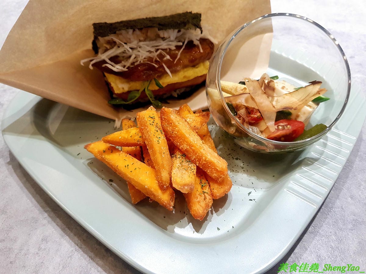 [台中西區]AOZA 熬咋 – 台中新開的早午餐,主廚是兩位帥哥型男,餐點主打紙包料理和沖繩豬肉蛋飯糰,搭配上相當有創意,裝潢有質感適合拍照,試營運期間一律9折。