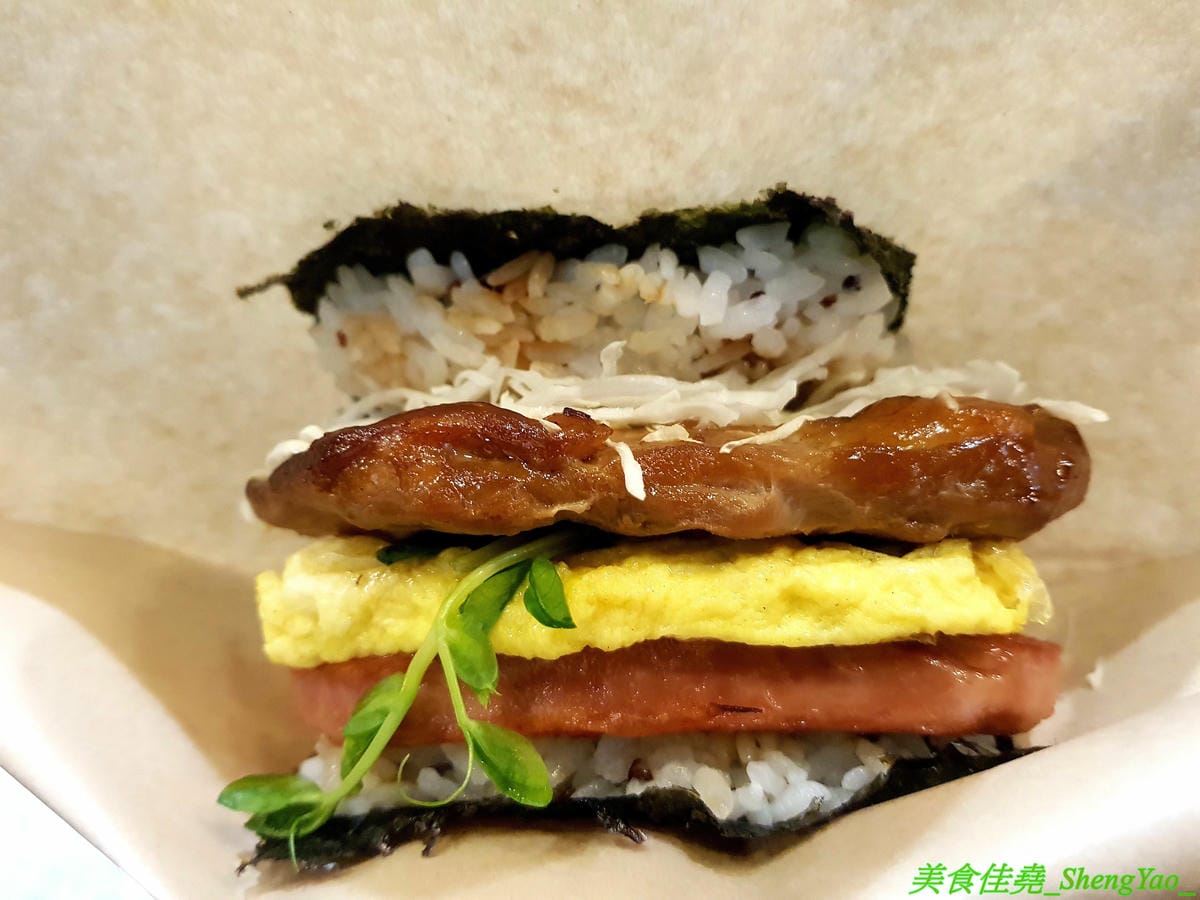 [台中西區]AOZA 熬咋 – 台中新開的早午餐,主廚是兩位帥哥型男,餐點主打紙包料理和沖繩豬肉蛋飯糰,搭配上相當有創意,裝潢有質感適合拍照,試營運期間一律9折。
