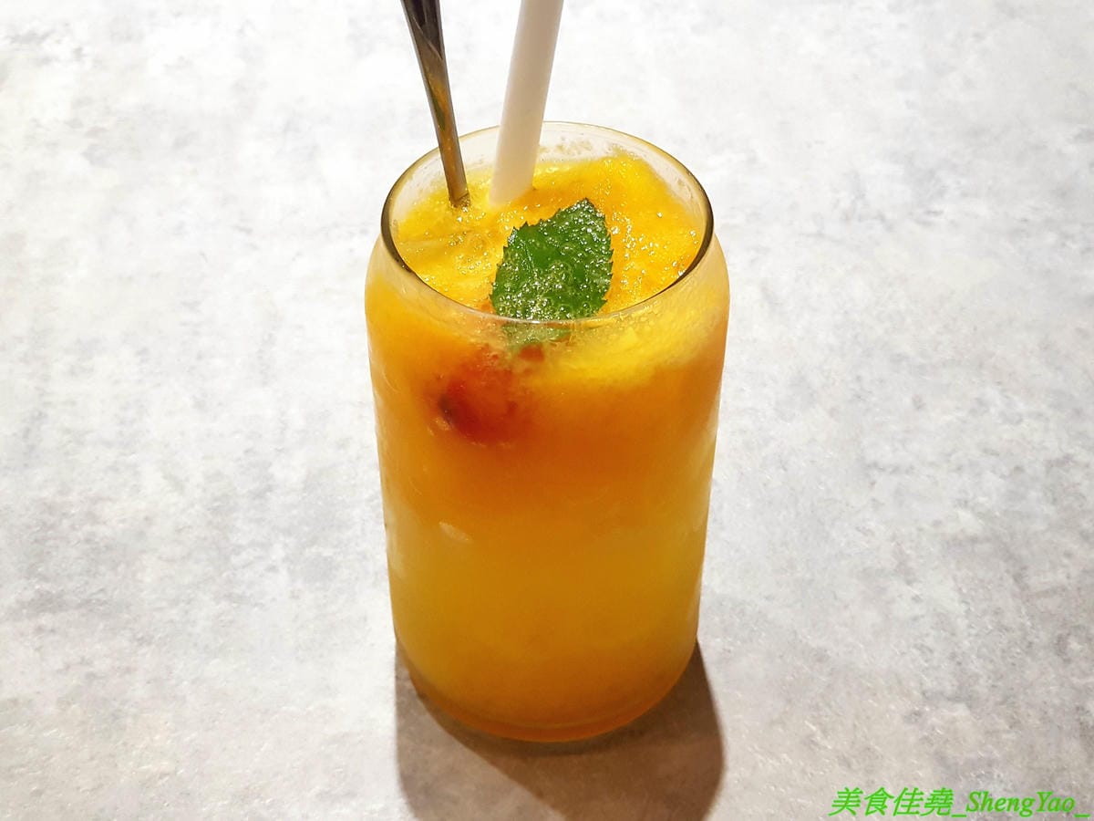 [台中西區]AOZA 熬咋 – 台中新開的早午餐,主廚是兩位帥哥型男,餐點主打紙包料理和沖繩豬肉蛋飯糰,搭配上相當有創意,裝潢有質感適合拍照,試營運期間一律9折。