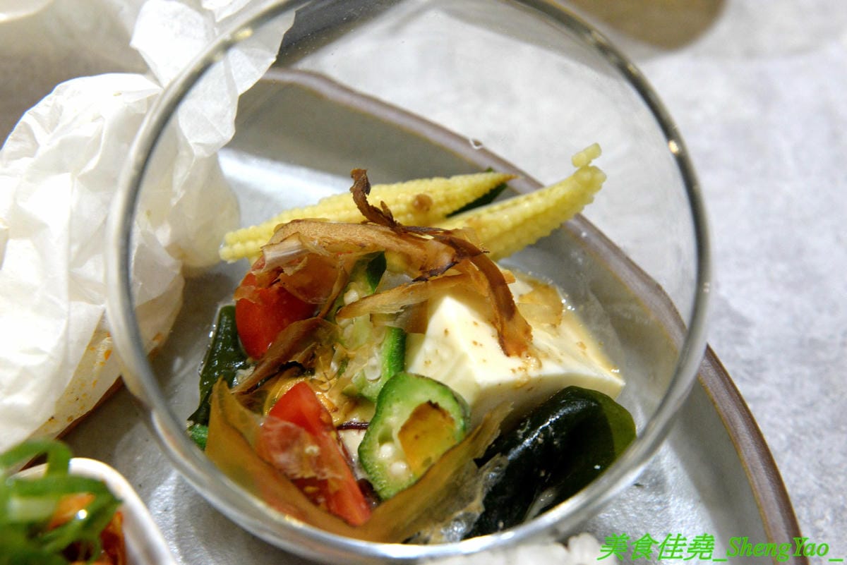 [台中西區]AOZA 熬咋 – 台中新開的早午餐,主廚是兩位帥哥型男,餐點主打紙包料理和沖繩豬肉蛋飯糰,搭配上相當有創意,裝潢有質感適合拍照,試營運期間一律9折。