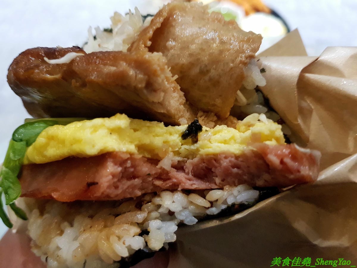 [台中西區]AOZA 熬咋 – 台中新開的早午餐,主廚是兩位帥哥型男,餐點主打紙包料理和沖繩豬肉蛋飯糰,搭配上相當有創意,裝潢有質感適合拍照,試營運期間一律9折。