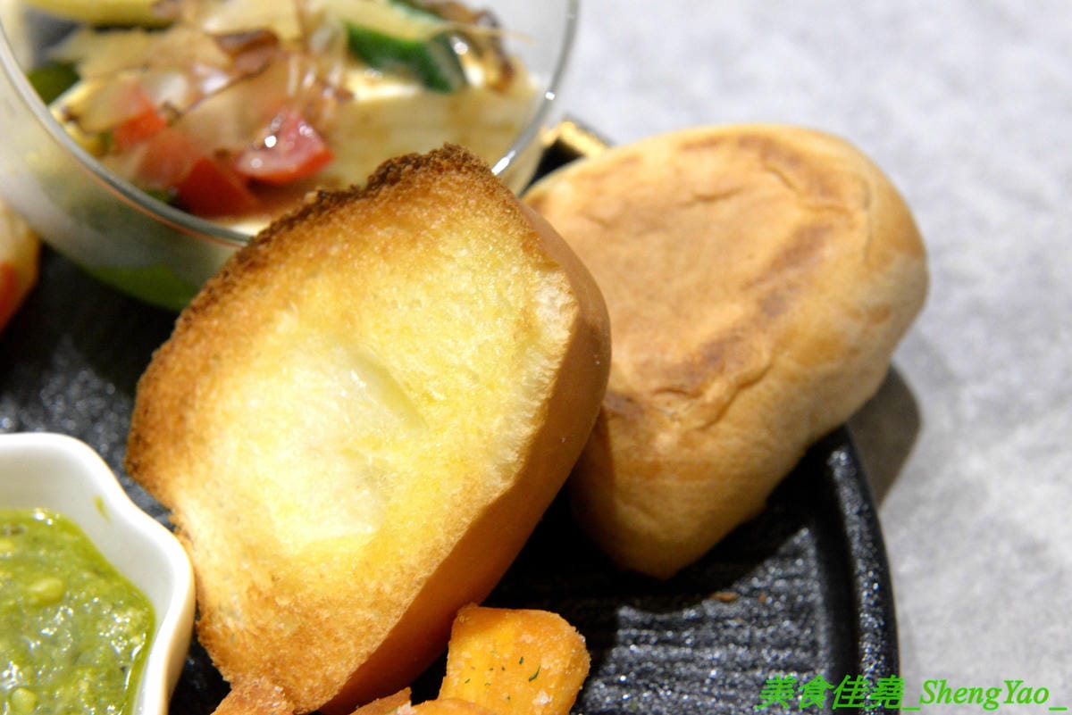 [台中西區]AOZA 熬咋 – 台中新開的早午餐,主廚是兩位帥哥型男,餐點主打紙包料理和沖繩豬肉蛋飯糰,搭配上相當有創意,裝潢有質感適合拍照,試營運期間一律9折。