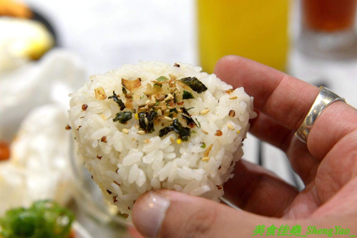 [台中西區]AOZA 熬咋 – 台中新開的早午餐,主廚是兩位帥哥型男,餐點主打紙包料理和沖繩豬肉蛋飯糰,搭配上相當有創意,裝潢有質感適合拍照,試營運期間一律9折。