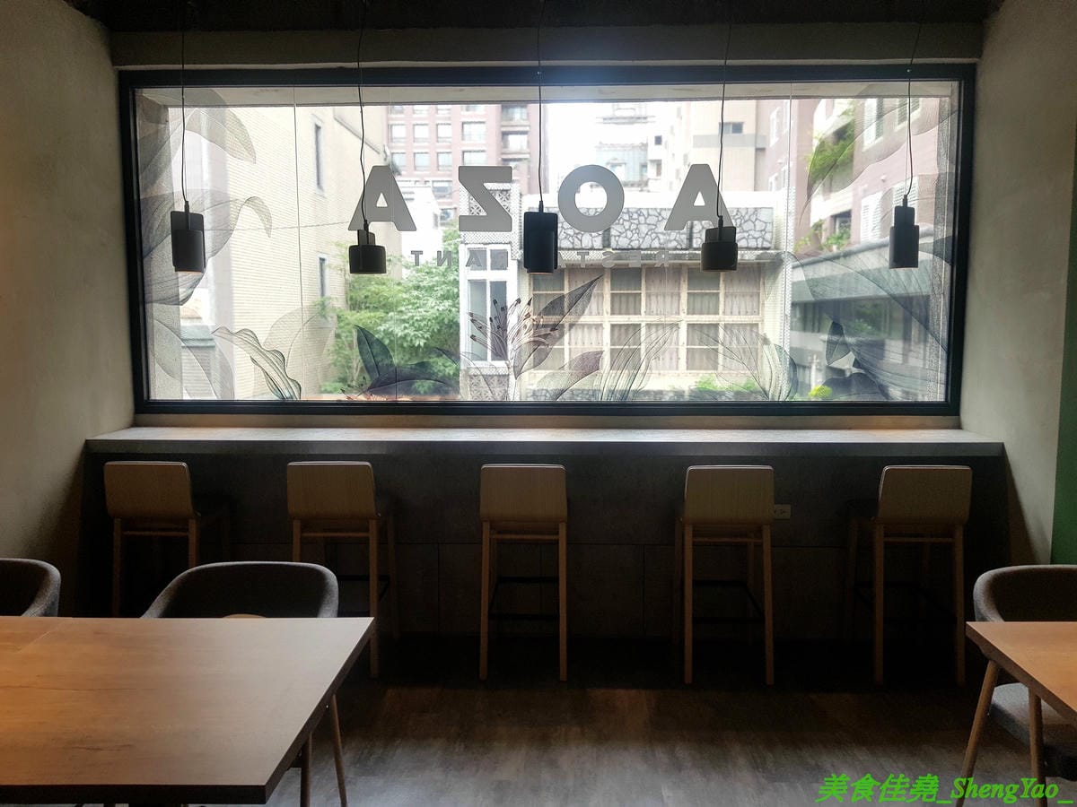 [台中西區]AOZA 熬咋 – 台中新開的早午餐,主廚是兩位帥哥型男,餐點主打紙包料理和沖繩豬肉蛋飯糰,搭配上相當有創意,裝潢有質感適合拍照,試營運期間一律9折。