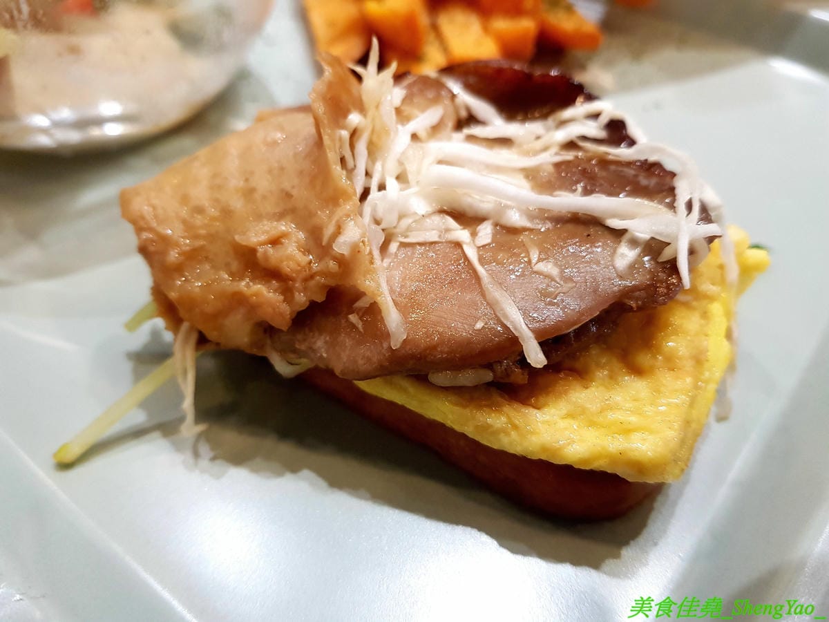 [台中西區]AOZA 熬咋 – 台中新開的早午餐,主廚是兩位帥哥型男,餐點主打紙包料理和沖繩豬肉蛋飯糰,搭配上相當有創意,裝潢有質感適合拍照,試營運期間一律9折。