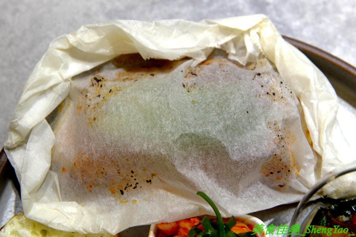 [台中西區]AOZA 熬咋 – 台中新開的早午餐,主廚是兩位帥哥型男,餐點主打紙包料理和沖繩豬肉蛋飯糰,搭配上相當有創意,裝潢有質感適合拍照,試營運期間一律9折。