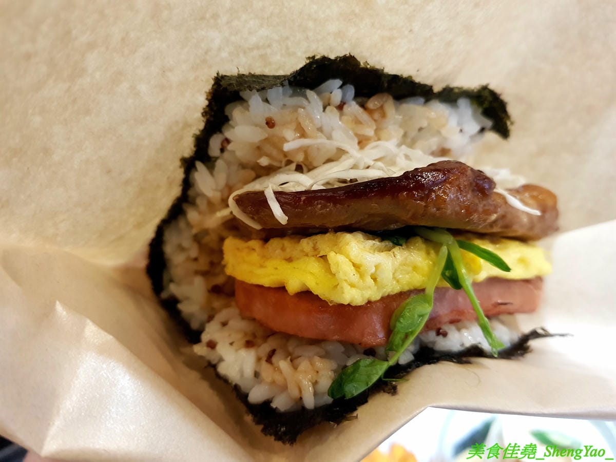 [台中西區]AOZA 熬咋 – 台中新開的早午餐,主廚是兩位帥哥型男,餐點主打紙包料理和沖繩豬肉蛋飯糰,搭配上相當有創意,裝潢有質感適合拍照,試營運期間一律9折。