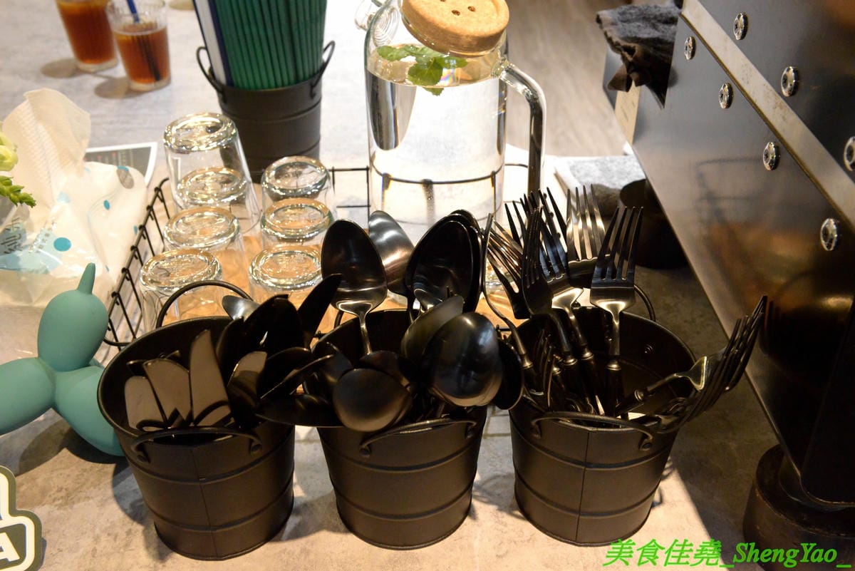 [台中西區]AOZA 熬咋 – 台中新開的早午餐,主廚是兩位帥哥型男,餐點主打紙包料理和沖繩豬肉蛋飯糰,搭配上相當有創意,裝潢有質感適合拍照,試營運期間一律9折。