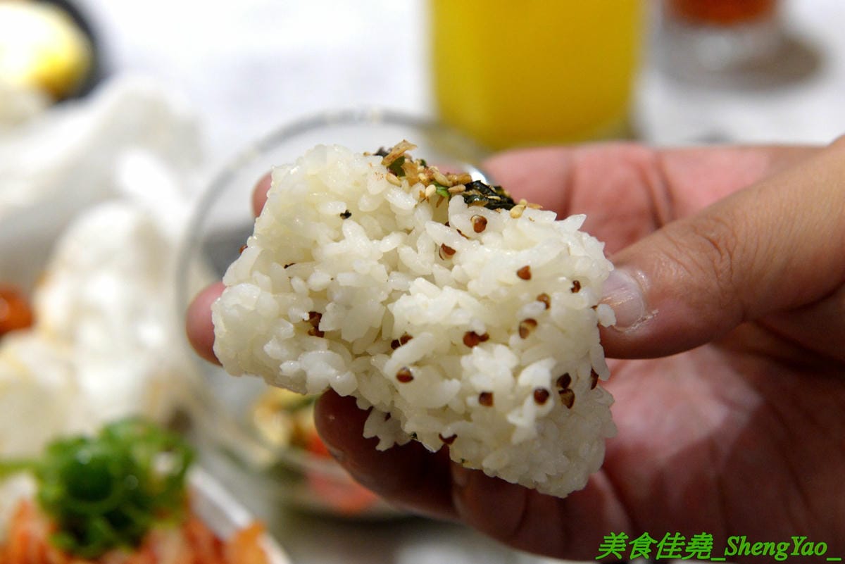 [台中西區]AOZA 熬咋 – 台中新開的早午餐,主廚是兩位帥哥型男,餐點主打紙包料理和沖繩豬肉蛋飯糰,搭配上相當有創意,裝潢有質感適合拍照,試營運期間一律9折。