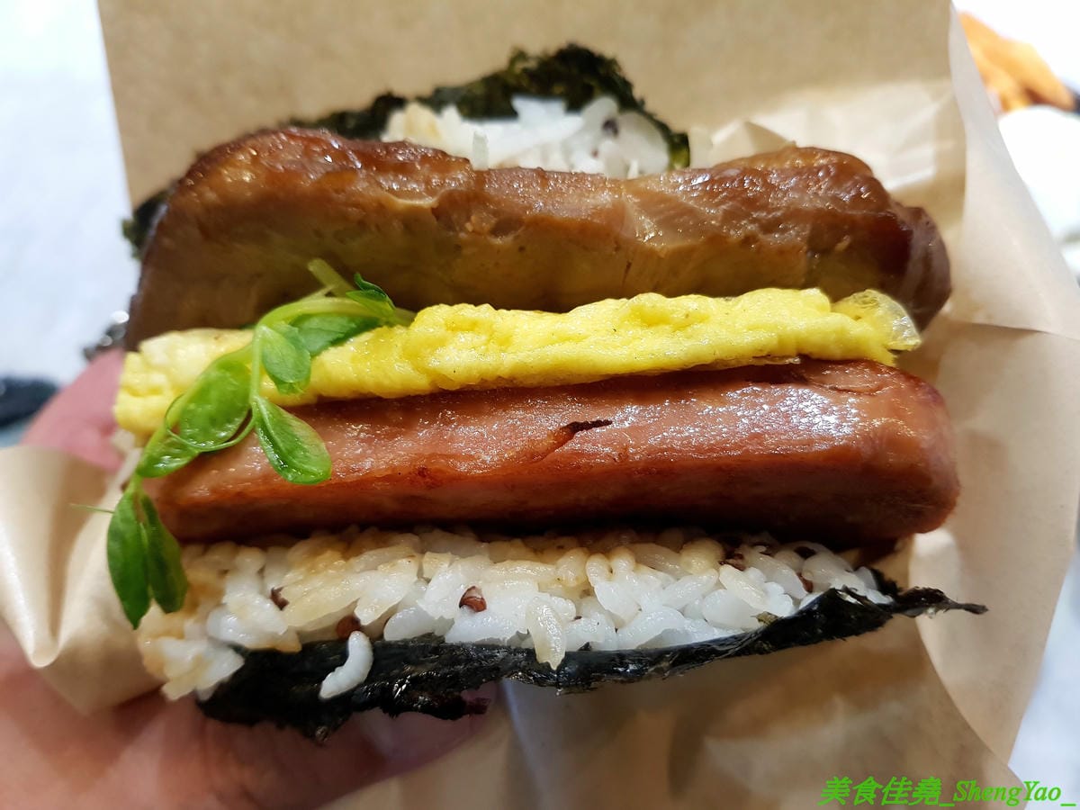 [台中西區]AOZA 熬咋 – 台中新開的早午餐,主廚是兩位帥哥型男,餐點主打紙包料理和沖繩豬肉蛋飯糰,搭配上相當有創意,裝潢有質感適合拍照,試營運期間一律9折。