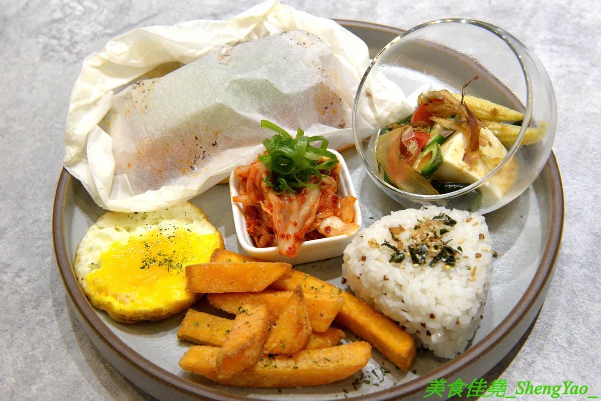 [台中西區]AOZA 熬咋 – 台中新開的早午餐,主廚是兩位帥哥型男,餐點主打紙包料理和沖繩豬肉蛋飯糰,搭配上相當有創意,裝潢有質感適合拍照,試營運期間一律9折。