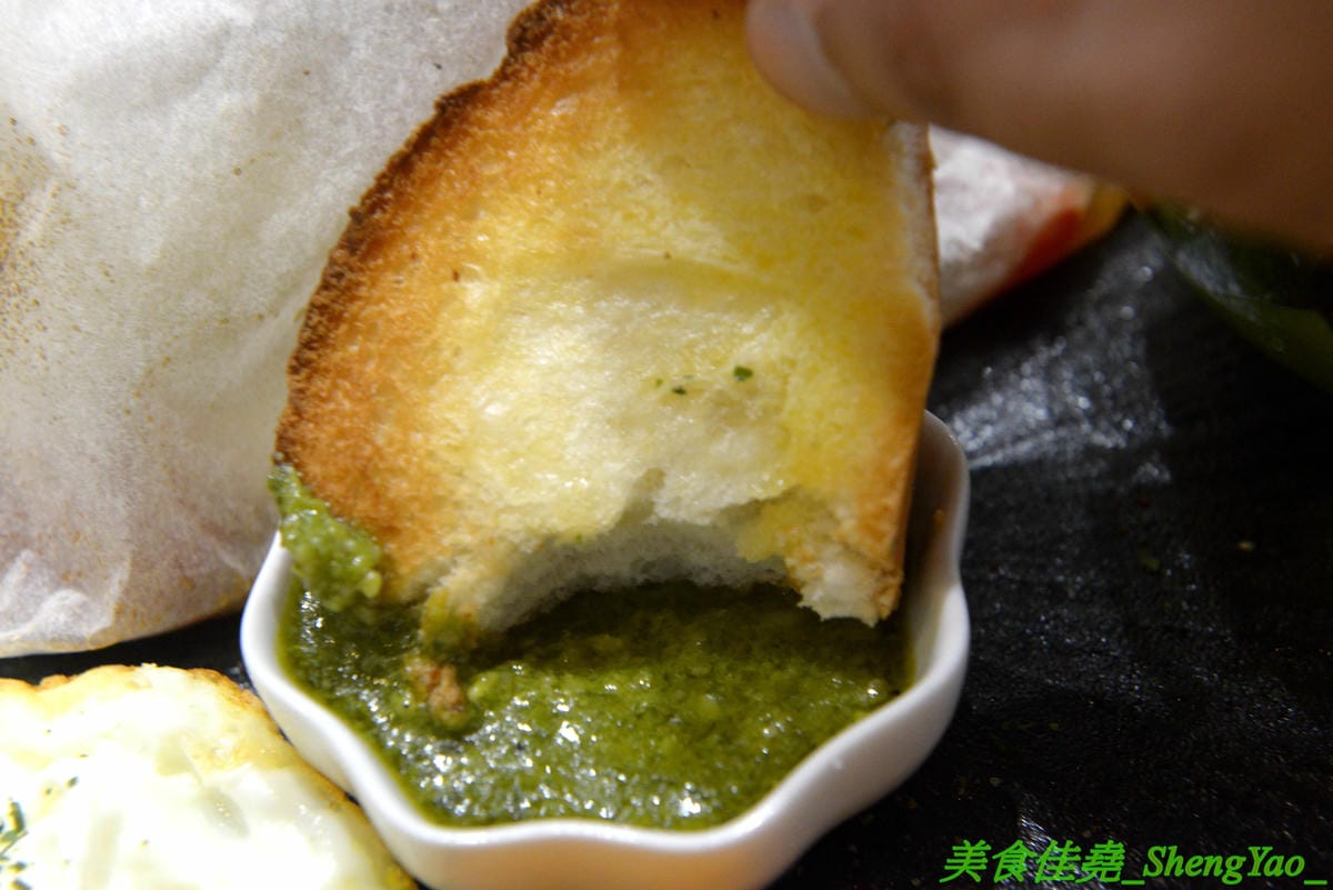 [台中西區]AOZA 熬咋 – 台中新開的早午餐,主廚是兩位帥哥型男,餐點主打紙包料理和沖繩豬肉蛋飯糰,搭配上相當有創意,裝潢有質感適合拍照,試營運期間一律9折。