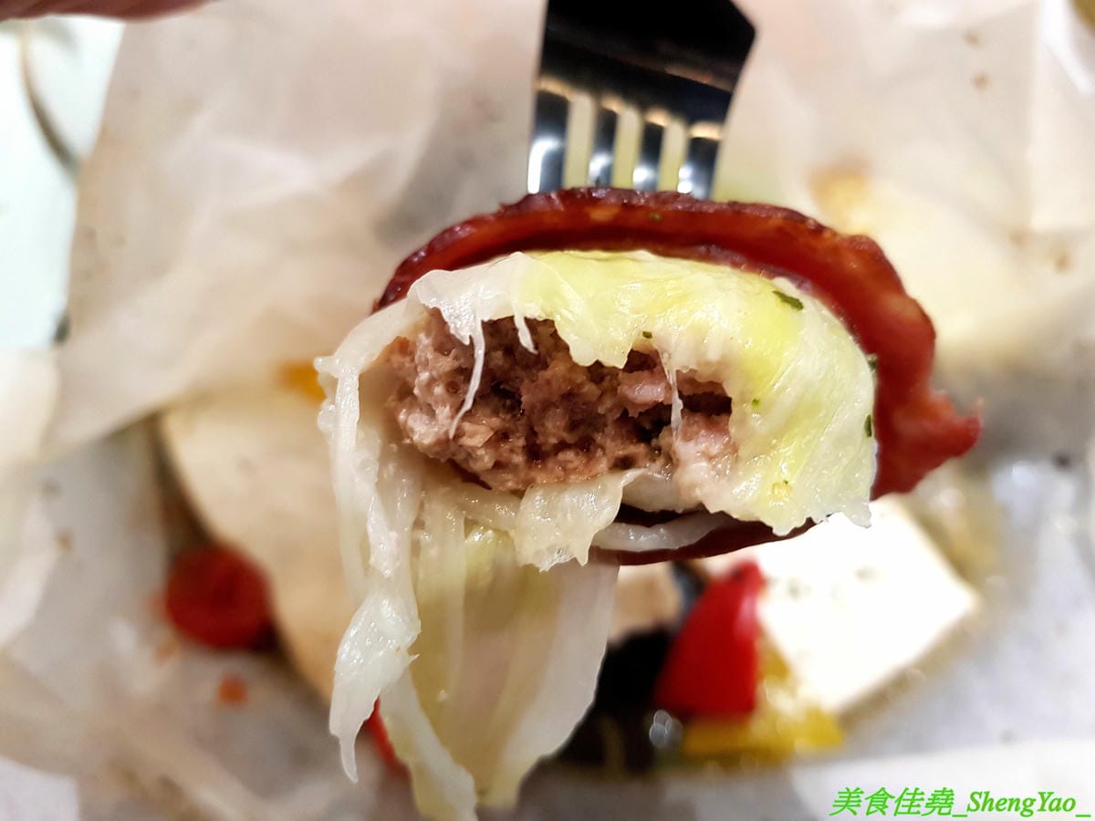 [台中西區]AOZA 熬咋 – 台中新開的早午餐,主廚是兩位帥哥型男,餐點主打紙包料理和沖繩豬肉蛋飯糰,搭配上相當有創意,裝潢有質感適合拍照,試營運期間一律9折。