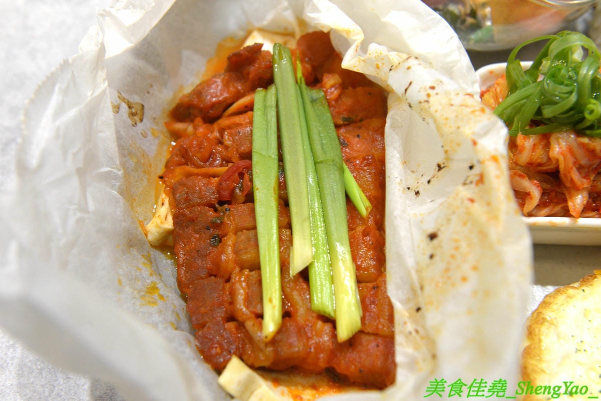 [台中西區]AOZA 熬咋 – 台中新開的早午餐,主廚是兩位帥哥型男,餐點主打紙包料理和沖繩豬肉蛋飯糰,搭配上相當有創意,裝潢有質感適合拍照,試營運期間一律9折。