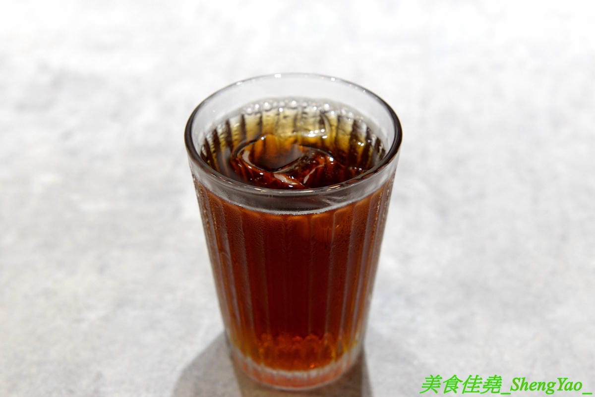 [台中西區]AOZA 熬咋 – 台中新開的早午餐,主廚是兩位帥哥型男,餐點主打紙包料理和沖繩豬肉蛋飯糰,搭配上相當有創意,裝潢有質感適合拍照,試營運期間一律9折。