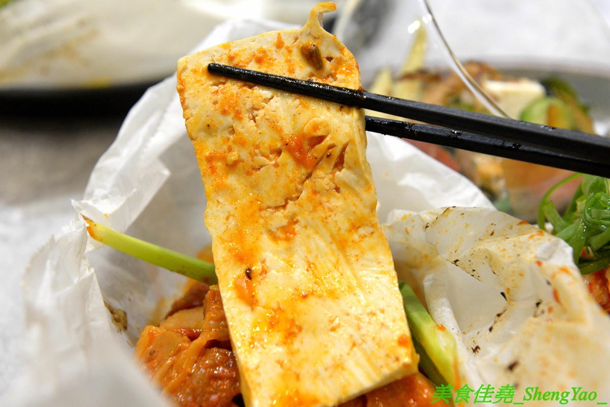 [台中西區]AOZA 熬咋 – 台中新開的早午餐,主廚是兩位帥哥型男,餐點主打紙包料理和沖繩豬肉蛋飯糰,搭配上相當有創意,裝潢有質感適合拍照,試營運期間一律9折。