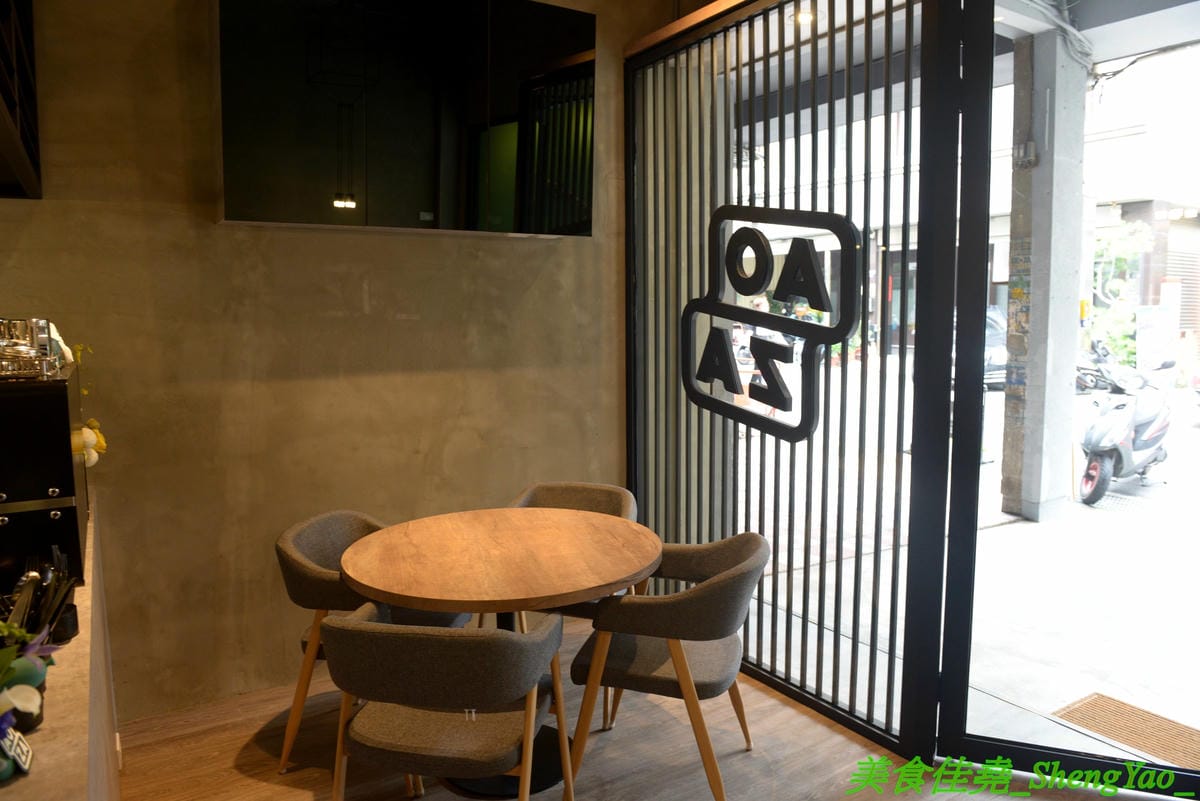 [台中西區]AOZA 熬咋 – 台中新開的早午餐,主廚是兩位帥哥型男,餐點主打紙包料理和沖繩豬肉蛋飯糰,搭配上相當有創意,裝潢有質感適合拍照,試營運期間一律9折。