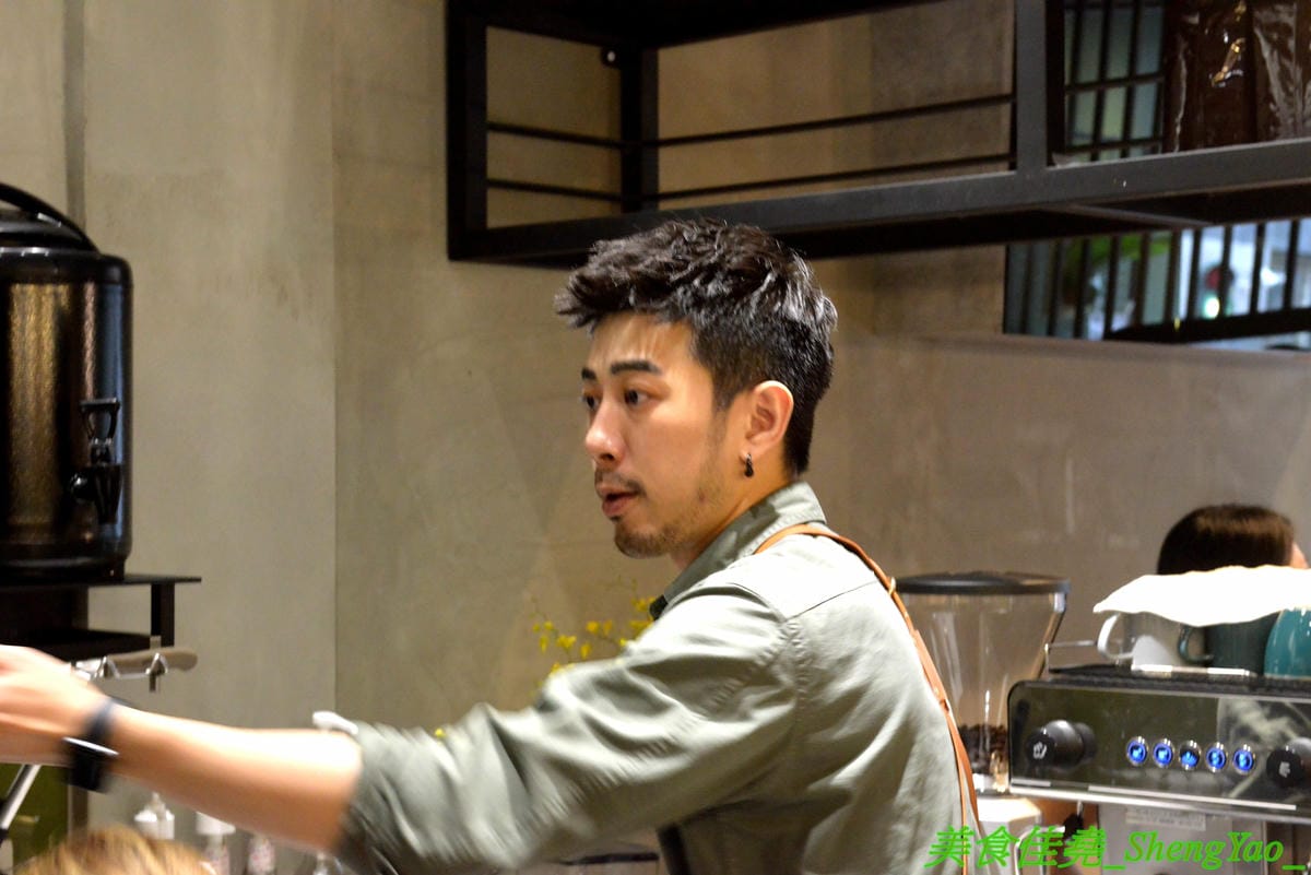[台中西區]AOZA 熬咋 – 台中新開的早午餐,主廚是兩位帥哥型男,餐點主打紙包料理和沖繩豬肉蛋飯糰,搭配上相當有創意,裝潢有質感適合拍照,試營運期間一律9折。