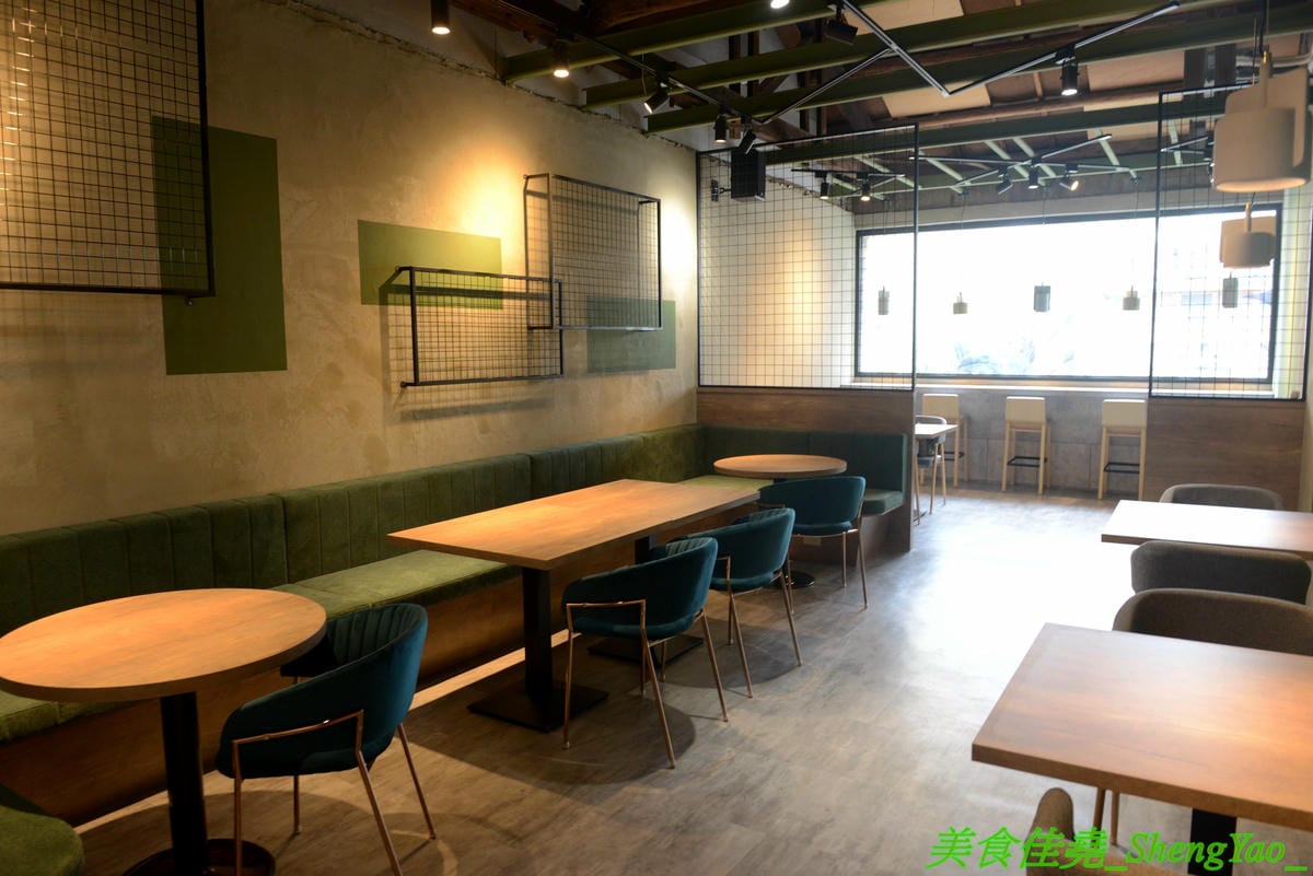 [台中西區]AOZA 熬咋 – 台中新開的早午餐,主廚是兩位帥哥型男,餐點主打紙包料理和沖繩豬肉蛋飯糰,搭配上相當有創意,裝潢有質感適合拍照,試營運期間一律9折。