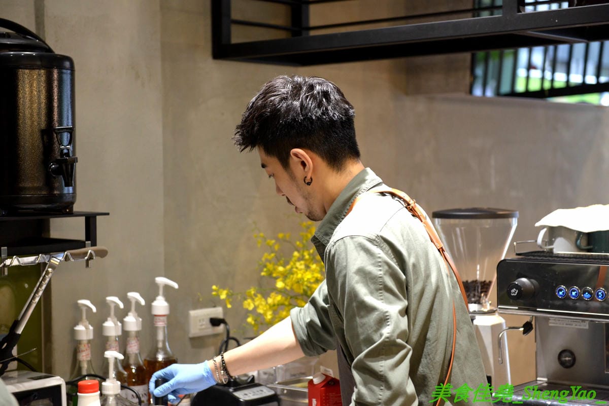 [台中西區]AOZA 熬咋 – 台中新開的早午餐,主廚是兩位帥哥型男,餐點主打紙包料理和沖繩豬肉蛋飯糰,搭配上相當有創意,裝潢有質感適合拍照,試營運期間一律9折。