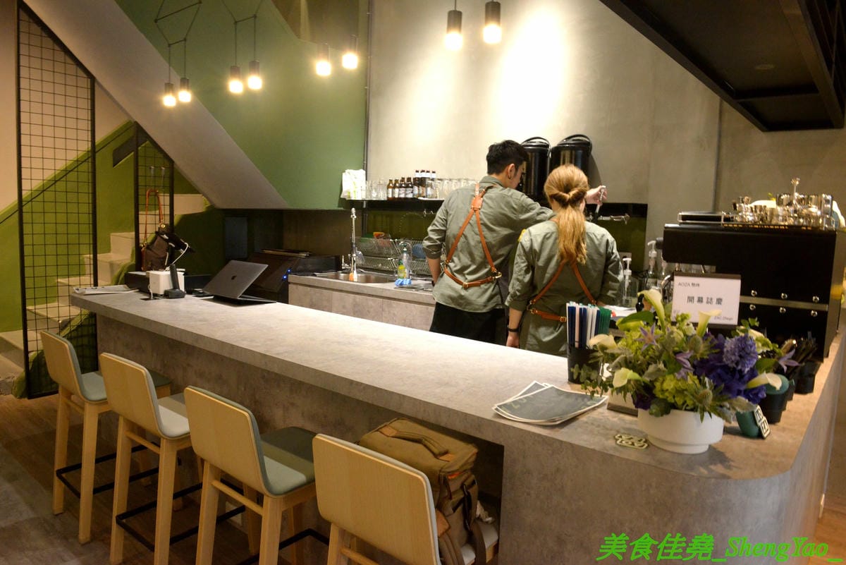 [台中西區]AOZA 熬咋 – 台中新開的早午餐,主廚是兩位帥哥型男,餐點主打紙包料理和沖繩豬肉蛋飯糰,搭配上相當有創意,裝潢有質感適合拍照,試營運期間一律9折。