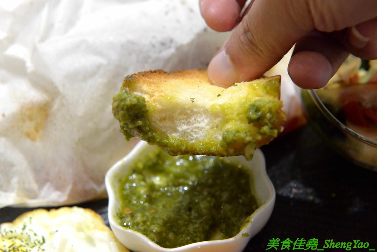 [台中西區]AOZA 熬咋 – 台中新開的早午餐,主廚是兩位帥哥型男,餐點主打紙包料理和沖繩豬肉蛋飯糰,搭配上相當有創意,裝潢有質感適合拍照,試營運期間一律9折。
