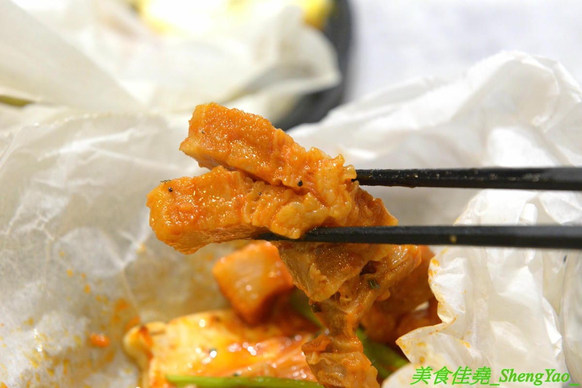 [台中西區]AOZA 熬咋 – 台中新開的早午餐,主廚是兩位帥哥型男,餐點主打紙包料理和沖繩豬肉蛋飯糰,搭配上相當有創意,裝潢有質感適合拍照,試營運期間一律9折。