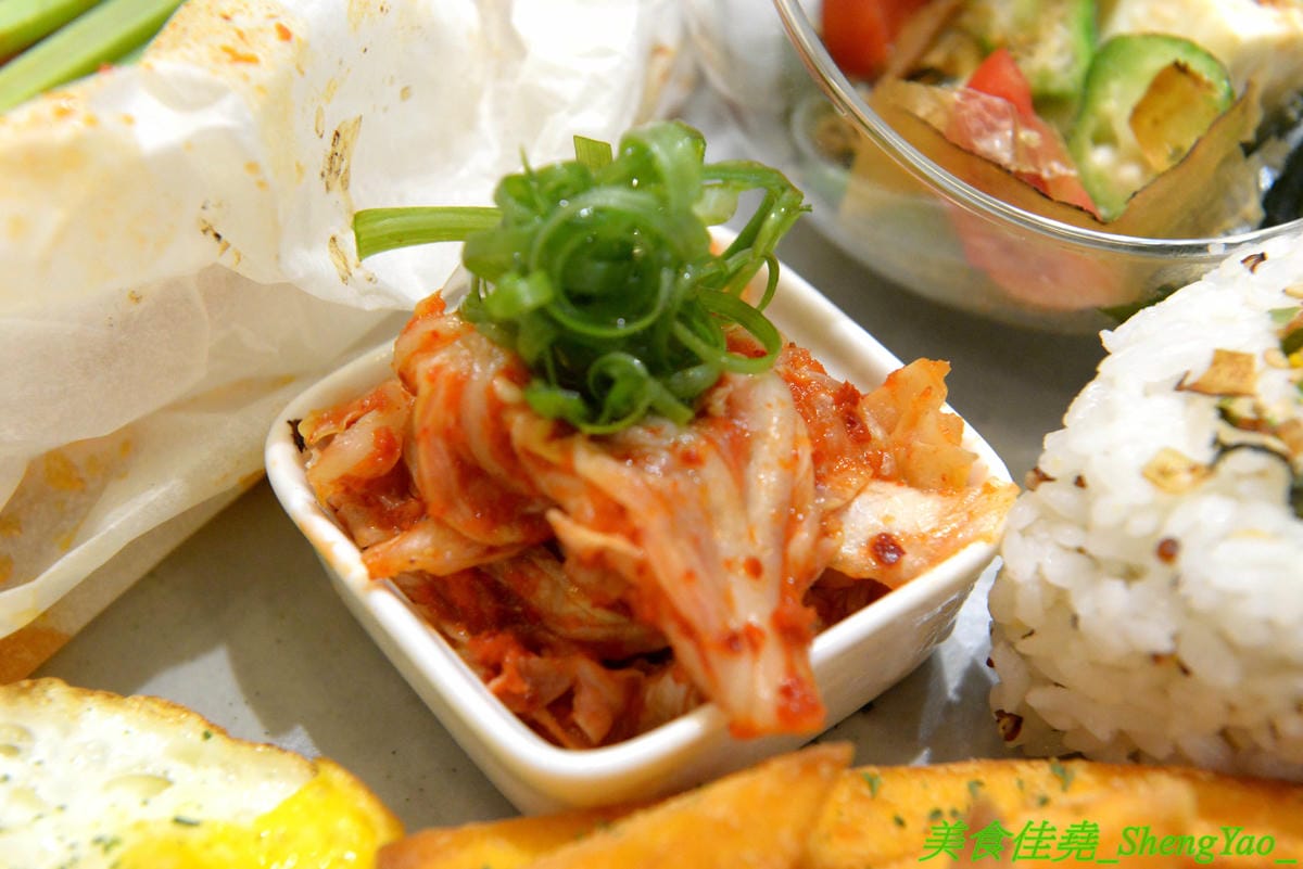 [台中西區]AOZA 熬咋 – 台中新開的早午餐,主廚是兩位帥哥型男,餐點主打紙包料理和沖繩豬肉蛋飯糰,搭配上相當有創意,裝潢有質感適合拍照,試營運期間一律9折。