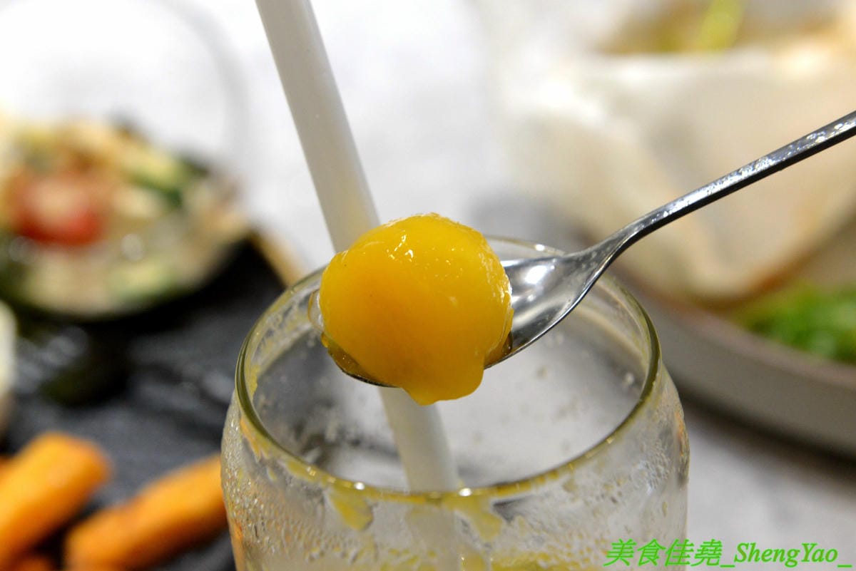 [台中西區]AOZA 熬咋 – 台中新開的早午餐,主廚是兩位帥哥型男,餐點主打紙包料理和沖繩豬肉蛋飯糰,搭配上相當有創意,裝潢有質感適合拍照,試營運期間一律9折。