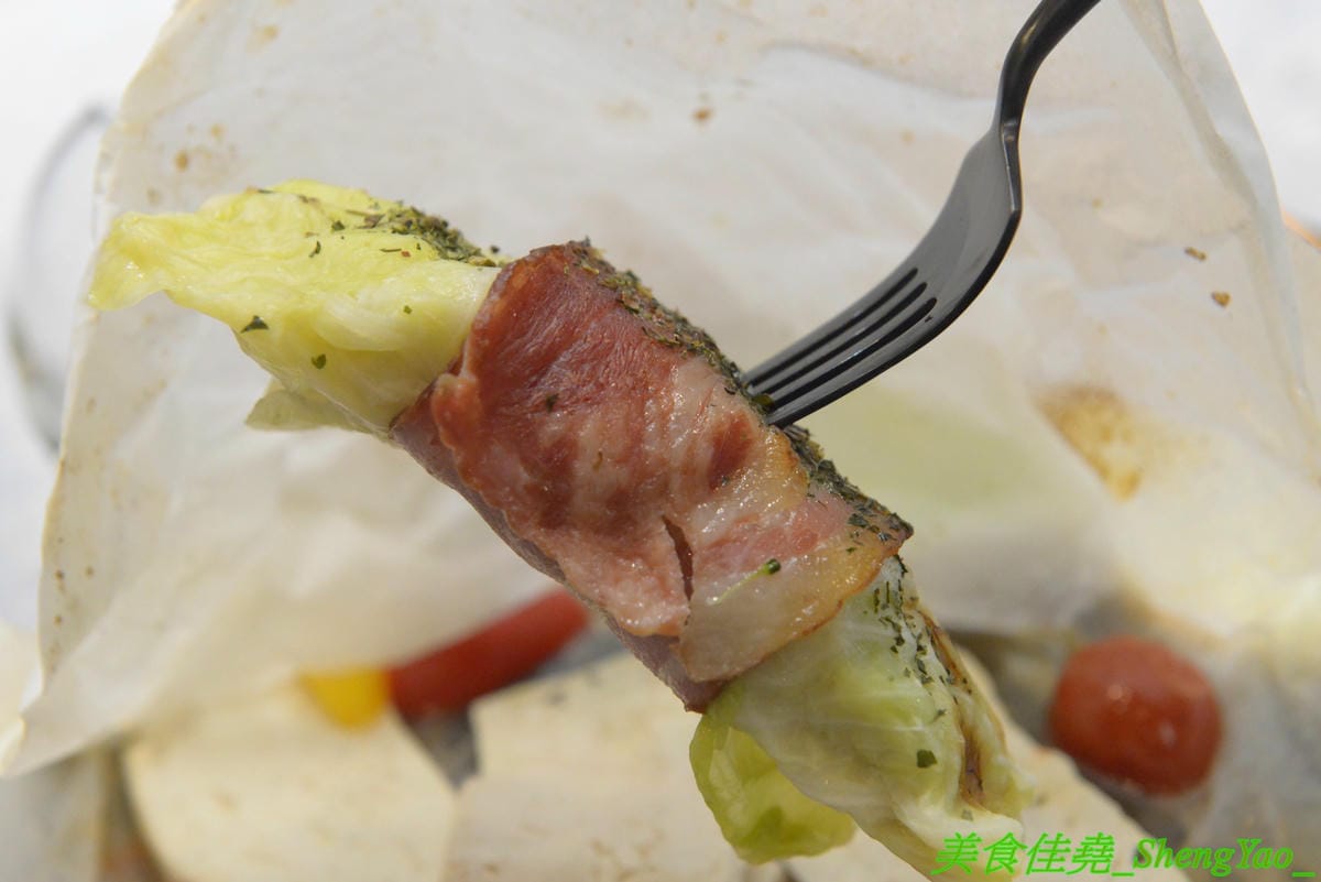 [台中西區]AOZA 熬咋 – 台中新開的早午餐,主廚是兩位帥哥型男,餐點主打紙包料理和沖繩豬肉蛋飯糰,搭配上相當有創意,裝潢有質感適合拍照,試營運期間一律9折。