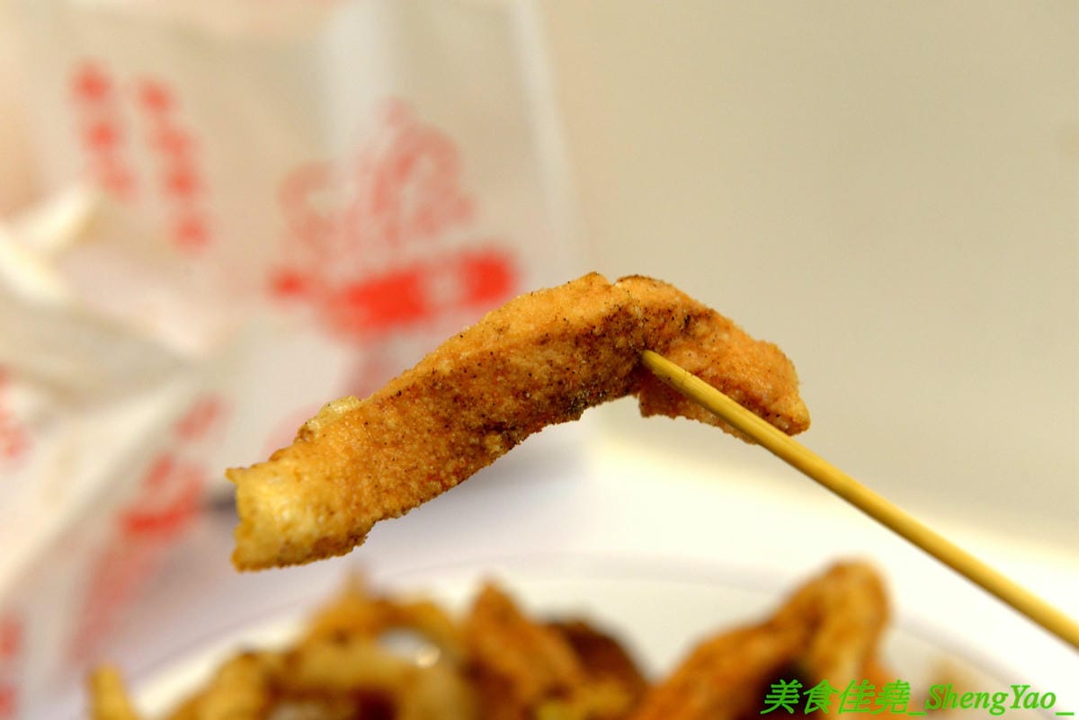 [台中大雅]銓仔炸雞 – 大雅必吃美食,35年歷史老牌鹹酥雞店,炸物採先刷醬再撒粉,口味特殊,下酒又好配飯,大推獨家產品雞皮蔥捲和雞皮飯捲,獨特口感外面吃不到,每日限量20-30支,晚來就賣光了。