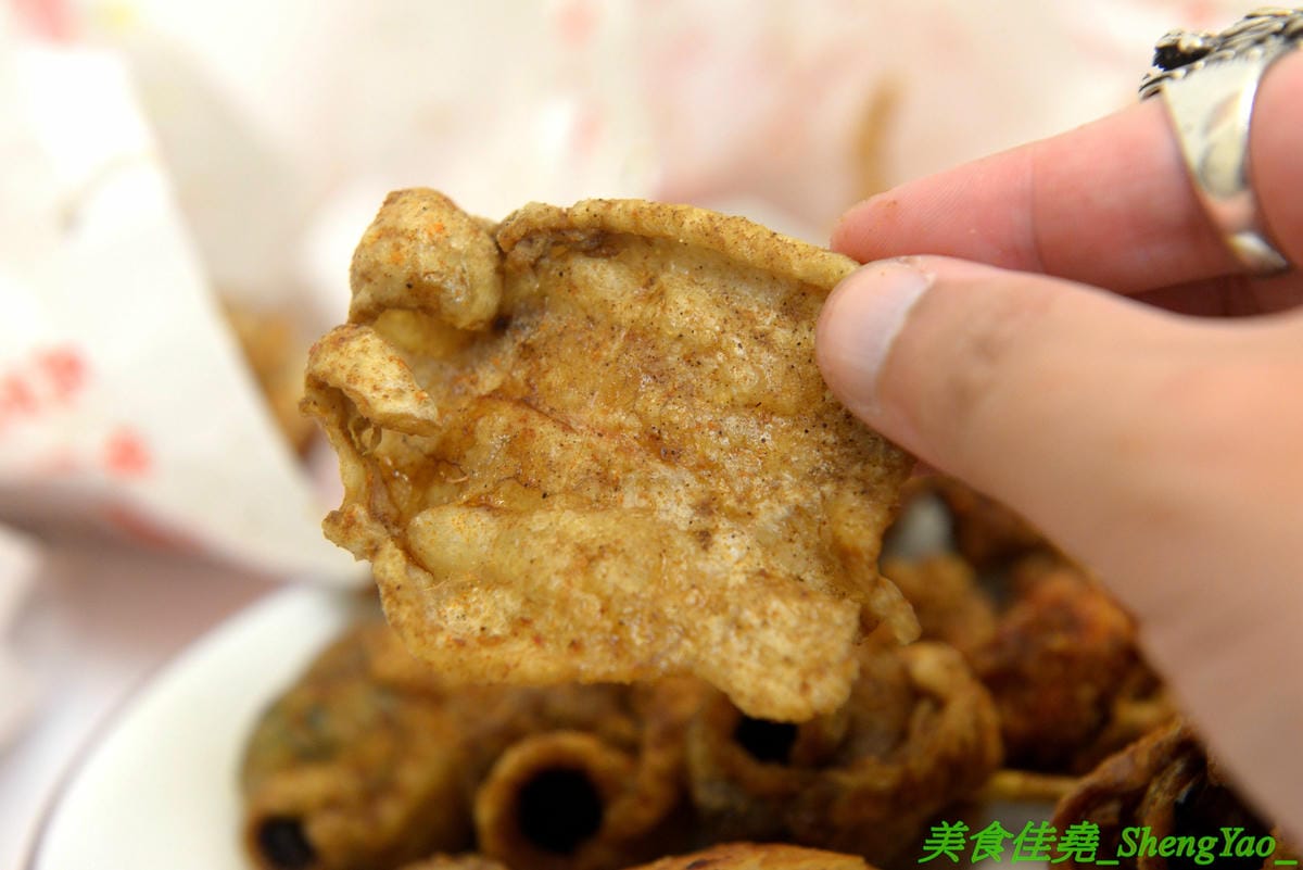 [台中大雅]銓仔炸雞 – 大雅必吃美食,35年歷史老牌鹹酥雞店,炸物採先刷醬再撒粉,口味特殊,下酒又好配飯,大推獨家產品雞皮蔥捲和雞皮飯捲,獨特口感外面吃不到,每日限量20-30支,晚來就賣光了。